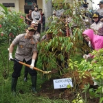 Kapolres Batu AKBP Harviadhi Agung Pratama memimpin penanaman pohon.