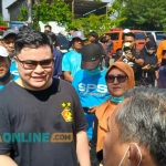 Bupati Kediri, Hanindhito Himawan Pramana, saat berbaur dengan masyarakat di acara kerja bakti bersih-bersih Kantor Pemkab Kediri. Foto: Muji Harjita/Bangsaonline.