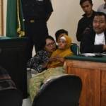 Nenek Asyani duduk terkulai saat mengikuti sidang lanjutan Kasus tuduhann pencurian kayu milik Perhutani. Foto: hadi prayitno/BangsaOnline.com