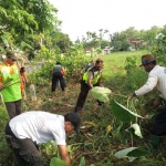 Warga Kerek saat bersih-bersih selokan dan aliran sungai.