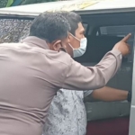 Petugas dan warga saat mengecek mobil yang diduga mengangkut hewan curian di wilayah Desa Ranuwurung, Kecamatan Gading, Kabupaten Probolinggo.