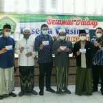 Wali Kota Kediri Abdullah Abu Bakar (empat dari kiri) bersama para kiai, usai vaksinasi Covid-19. (foto: ist.)
