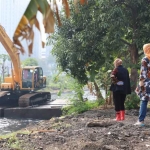 Pengerukan Sungai Kedung Baruk disaksikan Wali Kota Risma. foto: ist.