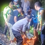 Petugas saat mengevakuasi jenazah korban