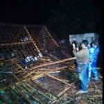 MAKAN KORBAN: Rumah Randinem roboh usai diterjang puting beliung. foto: zainal abidin/BANGSAONLINE