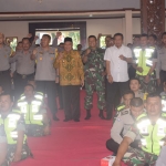 Personel gabungan TNI-Polri foto bersama usai mengikuti Sosialisasi Kesiapan Pilkades Serentak Kabupaten Lamongan Tahun 2019 di Pendopo Lokatantra, Kamis (12/9).