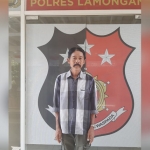 Warso, tersangka judi pilkades diamankan di Mapolres Lamongan.