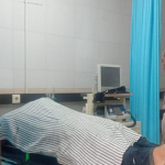 Jasad pemotor yang tewas usai mengalami menabrak tiang listrik di Balongpanggang, Gresik