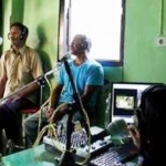 Pengujung sedang karaoke di salah satu radio yang beralih fungsi di wilayah Kabupaten Banyuwangi.