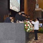Ketua Fraksi PAN DPRD Jatim, Agus Maimun menyerahkan pandangan akhir fraksi kepada pimpinan sidang paripurna. foto: DIDI ROSADI/ BANGSAONLINE