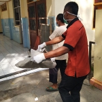 Jasad bayi saat dibawa ke kamar mayat RSUD dr. Soegiri Lamongan. (foto: ist).
