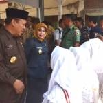 Bupati Lamongan Fadeli dan Wakilnya Kartika saat melihat guru dan murid tes urine. foto: nurqomar/ BANGSAONLINE