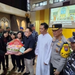 Pj Gubernur Jawa Timur Adhy Karyono bersama Forkopimda Jawa Timur meninjau Gereja Katolik St. Vincentius a Paulo di Jalan Widodaren, Surabaya, Selasa (24/12) sore. Foto: devi fitri afriyanti/bangsaonline