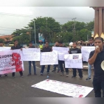 Aksi wartawan Tuban mendesak Presiden Jokowi agar mencabut remisi terhadap pembunuh jurnalis.