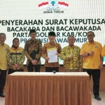 Moch. Nur Arifin dan Syah Natanegara saat menerima SK rekomendasi dari DPP Golkar.