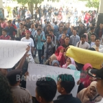 Ratusan mahasiswa UTM menggelar aksi tandingan mengecam mahasiswa HMI yang melakukan aksi di dalam lobi Rektorat. foto: SUBAIDAH/ BANGSAONLINE