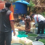 Distribusi air bersih dari BPBD Jatim ke Gunung Putri, Situbondo, saat peringatan Hari Santri Nasional 2024.