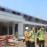 Wabup Pasuruan saat melihat kondisi gedung pasar Gempol
