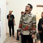 Plt. Wali Kota Pasuruan Raharto Teno Prasetyo saat melihat karya-karya para seniman.
