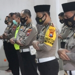 Satlantas Polresta Sidoarjo menggelar salat gaib mendoakan korban pesawat Sriwijaya Air SJ182 rute Jakarta-Pontianak yang jatuh di Perairan Kepulauan Seribu, Senin (11/1/2021) pagi. (foto: ist)