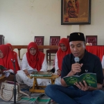 Sekretaris DPC PDIP Kabupaten Gresik, Thoriqi Fajrin bersama para pengurus dan kader saat khatmil quran. foto: ist.