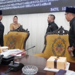 Wali Kota Batu Dewanti Rumpoko berbincang-bincang dengan pimpinan dewan usai acara Rapat Paripurna, Senin (10/2) sore. 