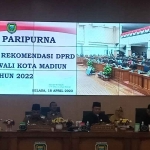 Ketua dewan memimpin jalannya rapat Paripurna penyampaian rekomendasi atas Lakapaj wali kota Madiun tahun 2022. Foto : Hendro Suhartono/BANGSAONLINE.com