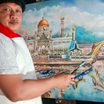Kak Komang saat menunjukkan karya lukisannya yang dilelang. Foto: Ist