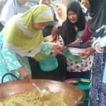 Masyarakat rela mengantre demi mendapatkan Bubur Suro sebagai takjil sekaligus berharap berkah.