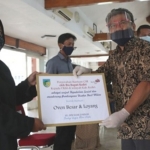 Bupati Kediri dr. Hj. Haryanti Sutrisno saat menyerahkan bantuan CSR kepada perwakilan UMKM. (foto: ist)