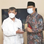 Wali Kota Pasuruan Gus Ipul menerima cendera mata.