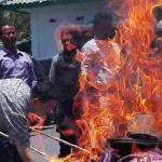 Ketua MUI, Mansur Sodik, bersama perwakilan ormas di Gresik ketika membakar sandal berlafadz Allah di pelataran Masjid Agung Gresik. foto: syuhud/BANGSAONLINE