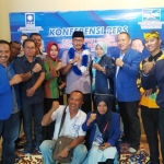 H. Djoko Susanto foto bersama para pengurus PAN dan Demokrat Jember usai menyerahkan form pendaftaran.