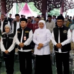 Gubernur Khofifah saat memberikan berbagai bantuan sosial kepada warga yang bertempat di Pendopo Agung Ronggosukowati, Pamekasan.