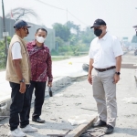 LIHAT: Bambang Haryo Soekartono (BHS) meninjau betonisasi Jalan Beciro, Selasa (24/8/2021). foto: istimewa