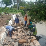 Pemasangan bronjong di Sungai Masangan, Kecamatan Bangil, Kabupaten Pasuruan. 