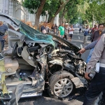 Kondisi Toyota Innova yang ringsek usai menghantam sebuah truk di Jalan Kali Brantas Kali Brantas.