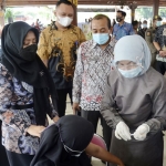 Bupati Mojokerto Ikfina Fahmawati didampingi Wakil Bupati Muhammad Albarraa, Pj. Sekdakab Didik Chusnul Yakin, serta OPD, menilik langsung kegiatan vaksinasi Covid-19.