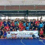 Peserta turnamen futsal saat akan bertanding.
