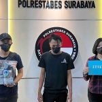 Tersangka, Bambang saat ditangkap di Polrestabes Surabaya berserta barang bukti.