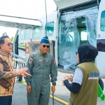 Pj Gubernur Jawa Timur, Adhy Karyono saat meninjau pesawat Cesna Karavan 208B yang digunakan untuk OMC