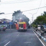 Penyemprotan disinfektan di jalan-jalan Protokol Kabupaten Bangkalan.