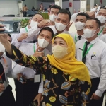 Gubernur Jawa Timur, Khofifah Indar Parawansa, saat swafoto dengan Peserta Latsar CPNS.