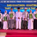  Prof Dr H Ridlwan Nasir MA foto bersamaa dengan para santri wisudawan yang berprestasi dalam acara Gebyar Prestasi Al-Qur