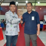 Ketua KPU Jatim Choirul Anam bersama Ketua KPU Kabupaten Mojokerto Muslim Bukhori.