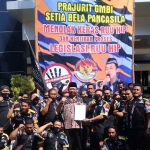 Puluhan Anggota DPC LSM GMBI (Gerakan Masyarakat Bawah Indonesia) Pasuruan saat mendatangi Kantor DPRD Kabupaten Pasuruan.