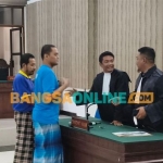 Dua terdakwa, Achmad Musliyanto dan Hikmawan Fendi Laksono saat mendatangi Penasehat Hukumnya. Foto: Muji Harjita/BANGSAONLINE