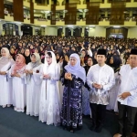 Menjelang hari jadi Provinsi Jatim, Gubernur Khofifah dan Wagub Emil bersama ribuan hafiz dan hadizah mendoakan para pahlawan dan korban musibah PP Al Khoziny. (Ist)
