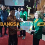 Penyerahan award bagi mahasiswa Unusida berprestasi saat pembukaan PKKMB 2024. Foto: MUSTAIN/BANGSAONLINE