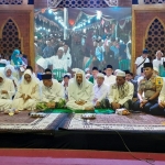 Wali Kota bersama Forpimda dan Habib Luthfi saat di panggung utama Mojokerto Bersholawat.

